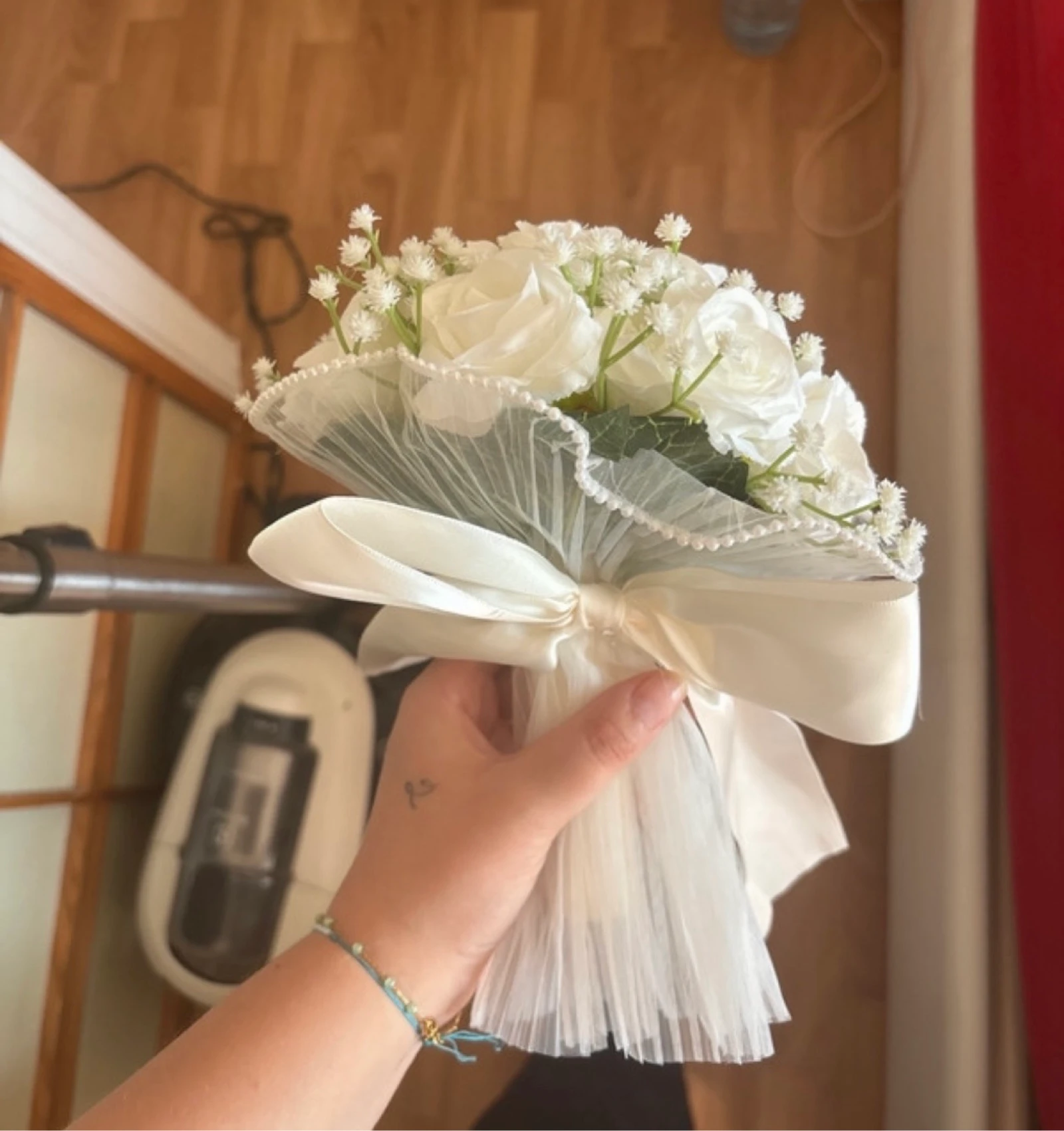 Beautiful bouquet of artificial roses – photo 3